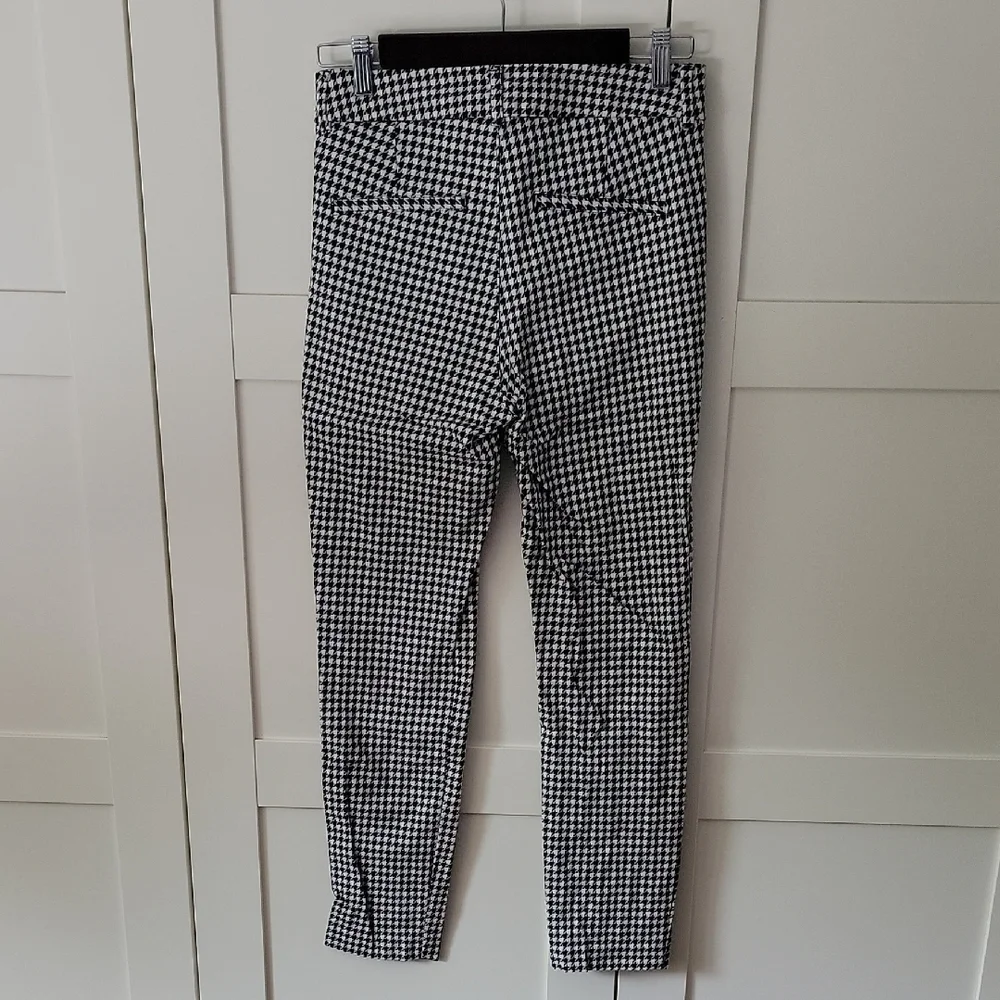 ❄️3/$30 Old Navy Black and White Houndstooth Ankle Cropped Pants - Picture 5 of 6
